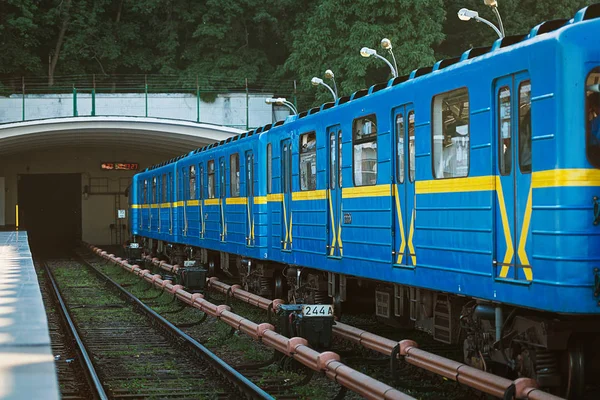 Öppen Typ Dnipro Och Tunnelbanestationen Tåg Närmar Sig Till Plattformen — Stockfoto