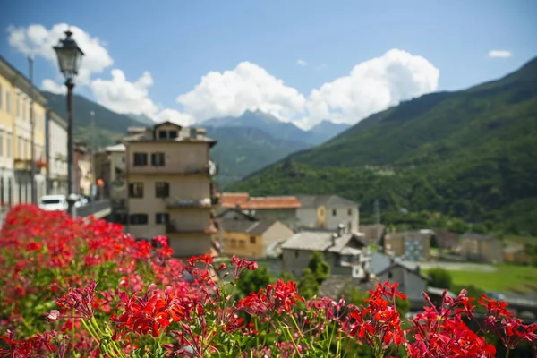 美妙的意大利村庄圣樊尚在高山夏季山脉的山坡上 — 图库照片