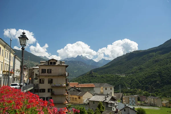 美妙的意大利村庄圣樊尚在高山夏季山脉的山坡上 — 图库照片