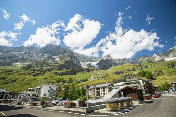 Breuil-Cervinia tatil köyü görkemli Dağı Matterhorn zemin karşı inanılmaz toplayan