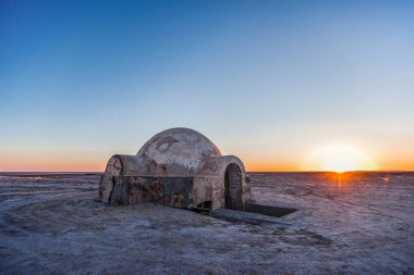 Star Wars dördüncü bölümü çekim Sahara çöl yerde bina fütüristik kubbe