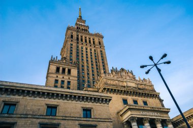 Kültür Sarayı ve Varşova gökyüzü arka plan üzerinde bilim