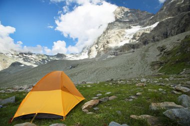 İtalyan taraftan Mount Matterhorn dibinde bir turuncu turist çadır görünümünü