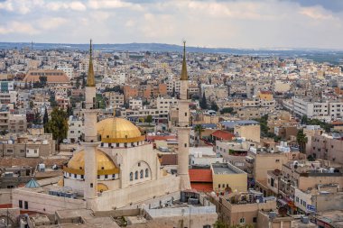 21/22/2019 Madaba, Ürdün, görünümü orta east.selective odak antik kentin yüksek minare ile merkezi ve en büyük Camii
