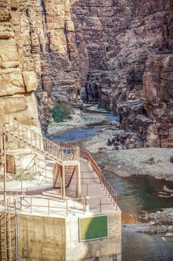 kayalık uçurum içinde Milli Parkı Jordan Wadi grevcilerin ile son derece etkileyici ve güzel Kanyon