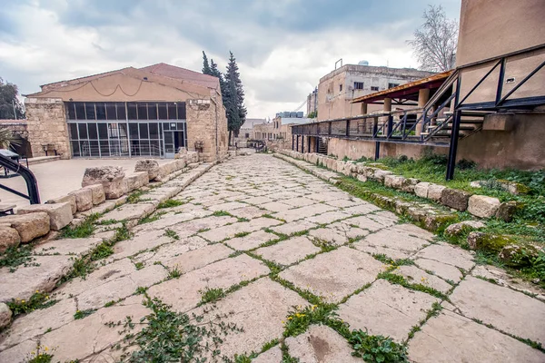 中东一座古城中间的古罗马街道 — 图库照片