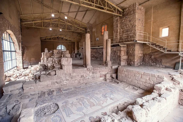 Madaba Archaeological Park içinde inanılmaz bir mozaik ile eski bir kilise antik kalıntıları