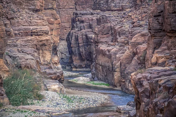 kayalık uçurum içinde Milli Parkı Jordan Wadi grevcilerin ile son derece etkileyici ve güzel Kanyon