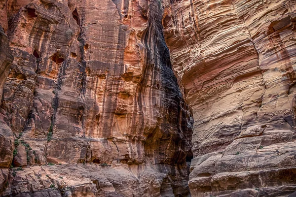 Perth dar ve inanılmaz güzel ve etkileyici bir mistik rocky Kanyon al-Sik ilerliyor.