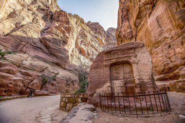 Perth dar ve inanılmaz güzel ve etkileyici bir mistik rocky Kanyon al-Sik ilerliyor üzerinde antik mezar.