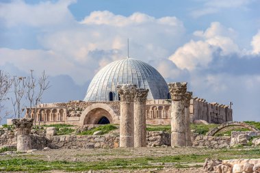 Amman Kalesi tepenin üstündeki Emevi anıtsal ağ geçidi görüntüleyin