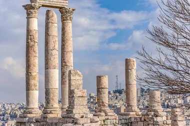 Herkül tapınak tepesinde Amman Kalesi dağ manzaralı bir Orta Doğu antik kentin kalıntıları