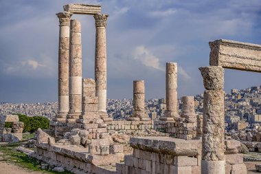 Herkül tapınak tepesinde Amman Kalesi dağ manzaralı bir Orta Doğu antik kentin kalıntıları
