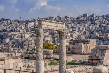 Herkül tapınak tepesinde Amman Kalesi dağ manzaralı bir Orta Doğu antik kentin kalıntıları