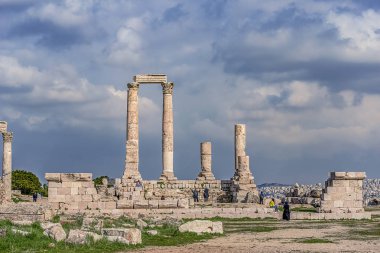 Herkül tapınak tepesinde Amman Kalesi dağ manzaralı bir Orta Doğu antik kentin kalıntıları