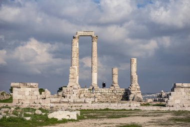 Herkül tapınak tepesinde Amman Kalesi dağ manzaralı bir Orta Doğu antik kentin kalıntıları