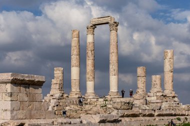 Herkül tapınak tepesinde Amman Kalesi dağ manzaralı bir Orta Doğu antik kentin kalıntıları