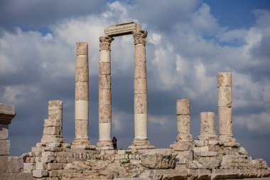 Herkül tapınak tepesinde Amman Kalesi dağ manzaralı bir Orta Doğu antik kentin kalıntıları