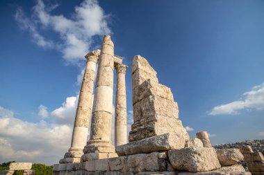 Amman Kalesi arka planı mavi gökyüzünde bulutlar ile dağ tepesinde Herkül Tapınağı kalıntıları eşsiz görünümü