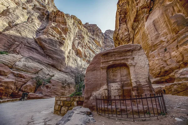 Ancienne Tombe Sur Canyon Rocheux Étroit Incroyablement Impressionnant Magnifique Mystique — Photo