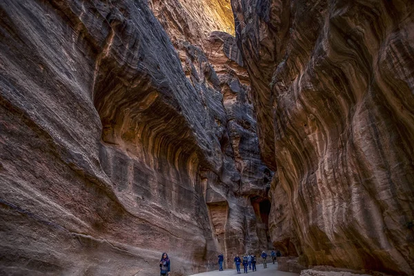 2019 Petra Jordanie Des Gens Sur Canyon Rocheux Étroit Incroyablement — Photo