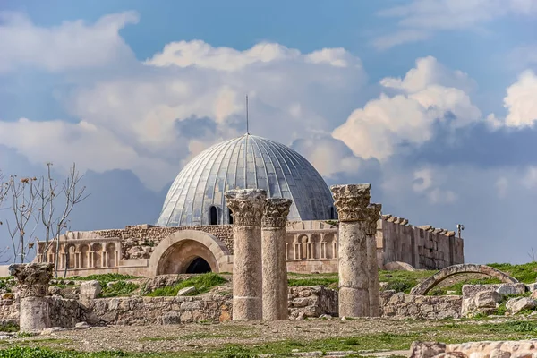 在安曼城堡山顶上的 Umayyad 纪念碑门 — 图库照片