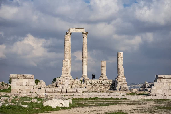 Herkül tapınak tepesinde Amman Kalesi dağ manzaralı bir Orta Doğu antik kentin kalıntıları