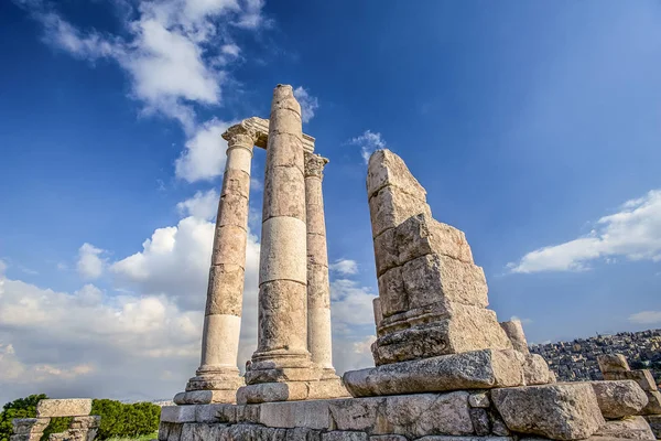 Amman Kalesi arka planı mavi gökyüzünde bulutlar ile dağ tepesinde Herkül Tapınağı kalıntıları eşsiz görünümü