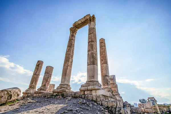 Amman Kalesi arka planı mavi gökyüzünde bulutlar ile dağ tepesinde Herkül Tapınağı kalıntıları eşsiz görünümü