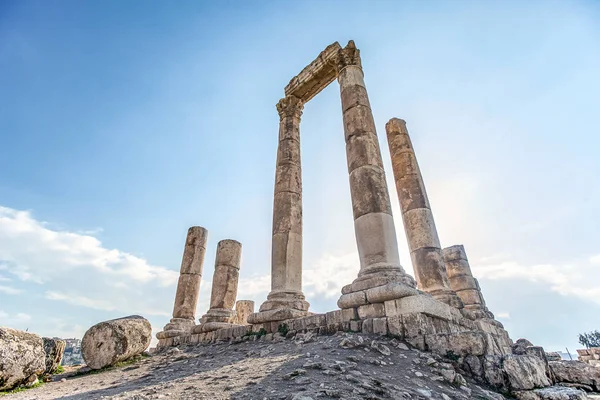 Amman Kalesi arka planı mavi gökyüzünde bulutlar ile dağ tepesinde Herkül Tapınağı kalıntıları eşsiz görünümü