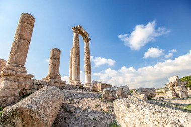 Amman Kalesi arka planı mavi gökyüzünde bulutlar ile dağ tepesinde Herkül Tapınağı kalıntıları eşsiz görünümü