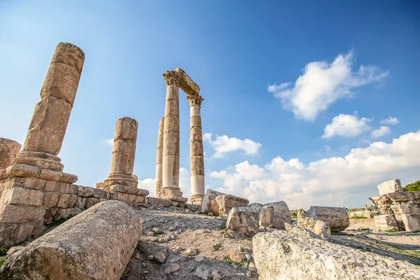 Amman Kalesi arka planı mavi gökyüzünde bulutlar ile dağ tepesinde Herkül Tapınağı kalıntıları eşsiz görünümü