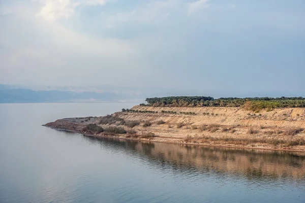 Ακτές Της Νεκράς Θάλασσας Στο Ηλιοβασίλεμα Και Χωρίς Κύματα Στην — Φωτογραφία Αρχείου