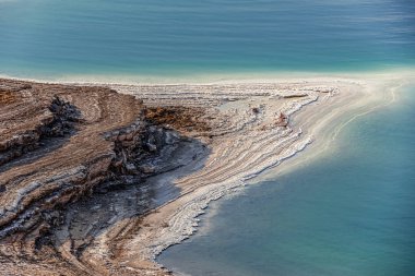 Ölü Deniz'in mavi su ve tuz near.selective odak beyaz kristal ile inanılmaz güzel sahil