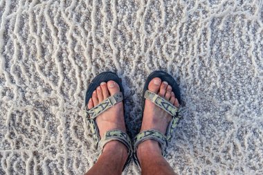 Ölü Deniz'in mavi su ve tuz near.selective odak beyaz kristal ile inanılmaz güzel sahil