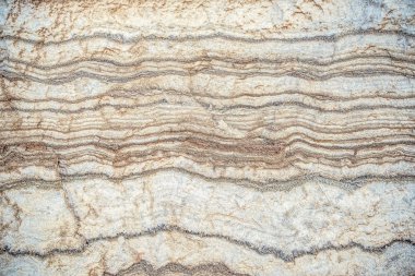 Ölü Deniz kıyılarındaki kil. Tıbbi kil katmanları ve tuzlu su ile yıkanmış