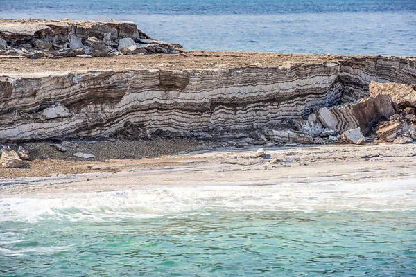 青い水と塩 Selective フォーカスの白色の結晶で死海の信じられないほど美しい海辺 — ストック写真