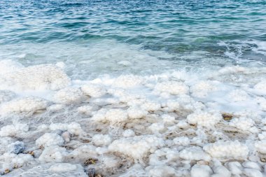 Ölü Deniz'in mavi su ve tuz near.selective odak beyaz kristal ile inanılmaz güzel sahil