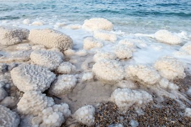 Ölü Deniz'in mavi su ve tuz near.selective odak beyaz kristal ile inanılmaz güzel sahil