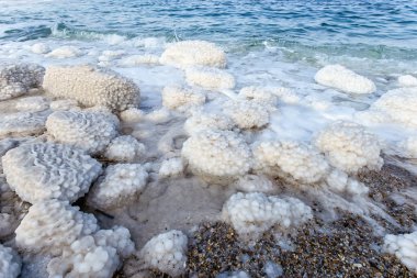 Ölü Deniz'in mavi su ve tuz near.selective odak beyaz kristal ile inanılmaz güzel sahil