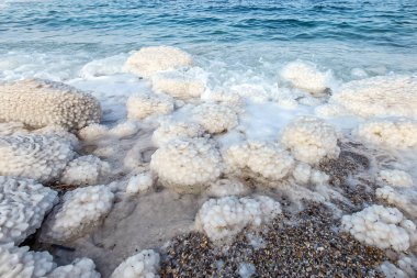 Ölü Deniz'in mavi su ve tuz near.selective odak beyaz kristal ile inanılmaz güzel sahil