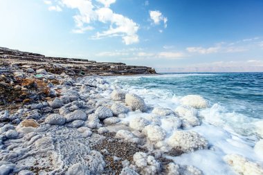 Ölü Deniz'in mavi su ve tuz near.selective odak beyaz kristal ile inanılmaz güzel sahil