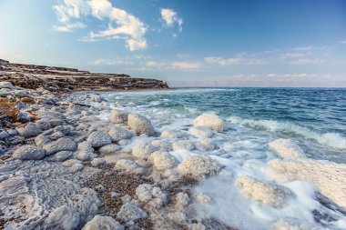 Ölü Deniz'in mavi su ve tuz near.selective odak beyaz kristal ile inanılmaz güzel sahil