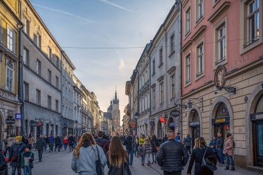 17/02/2019 ana yaya üç cadde şehir boyunca güneşli bir günde yürüyüş turistler, Krakow, Polonya