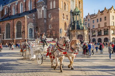 17/02/2019, Krakow, Polonya Ortaçağ arabaları turist tarihi şehir merkezine getirmek ve onları eğlendirmek