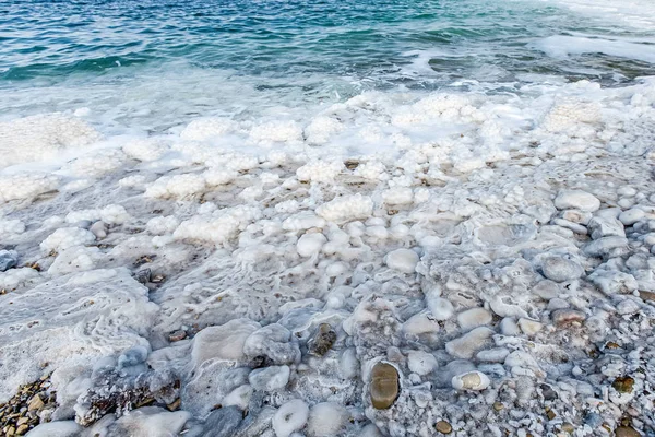 青い水と塩 Selective フォーカスの白色の結晶で死海の信じられないほど美しい海辺 — ストック写真