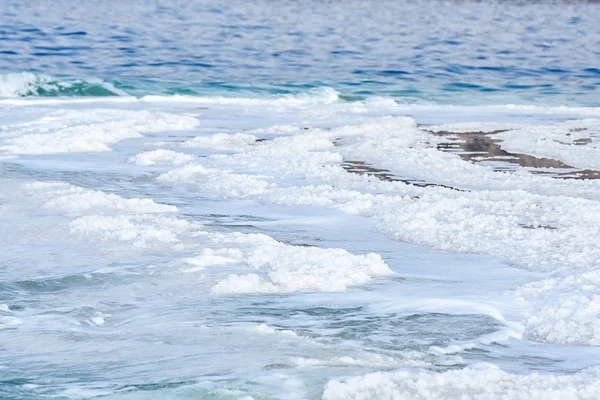 Невероятно Красивое Побережье Мертвого Моря Голубой Водой Белыми Кристаллами Соли — стоковое фото