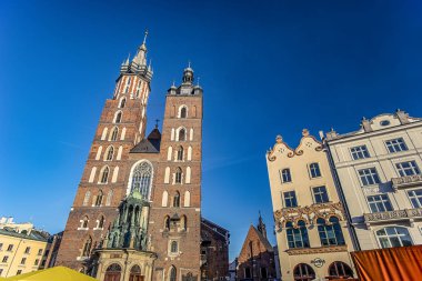 17/02/2019, Krakow, Polonya çok yakınında meydanında turist ile güneşli bir Katolik Kilisesi Bazylika Mariacka