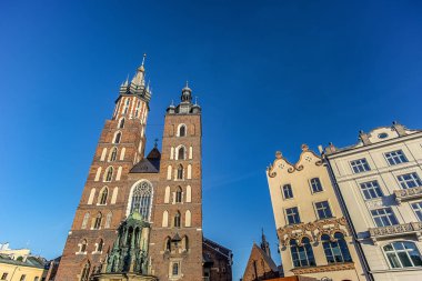 17/02/2019, Krakow, Polonya çok yakınında meydanında turist ile güneşli bir Katolik Kilisesi Bazylika Mariacka