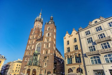 17/02/2019, Krakow, Polonya çok yakınında meydanında turist ile güneşli bir Katolik Kilisesi Bazylika Mariacka